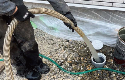 井戸完成後の仮設ポンプによる揚水確認